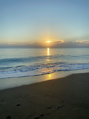 Una spiaggia nelle vicinanze, lettini da mare, teli da spiaggia