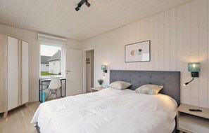 1 bedroom, travel cot, free WiFi, bed sheets