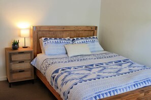 2 dormitorios, tabla de planchar con plancha, ropa de cama