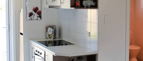 Kühlschrank, Mikrowelle, Ofen, Wasserkocher