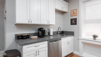 Dúplex superior, 2 habitaciones, para no fumadores, cocina | Cocina privada | Refrigerador con congelador, microondas, horno y parrilla de estufa