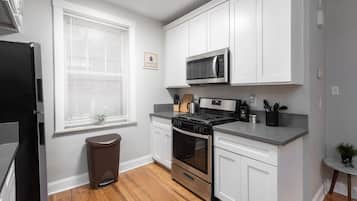 Luxury Duplex, 2 Bedrooms, Non Smoking, Kitchen | Private kitchen | Full-size fridge, microwave, oven, stovetop