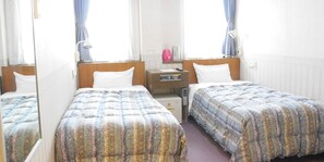 Twin Room | Meja, seterika/papan seterika, Wi-fi percuma, cadar katil