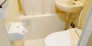 Combined shower/bathtub, hair dryer, slippers, towels - Station Business Hotel Tenshukaku Hitoyoshi (Hitoyoshi)