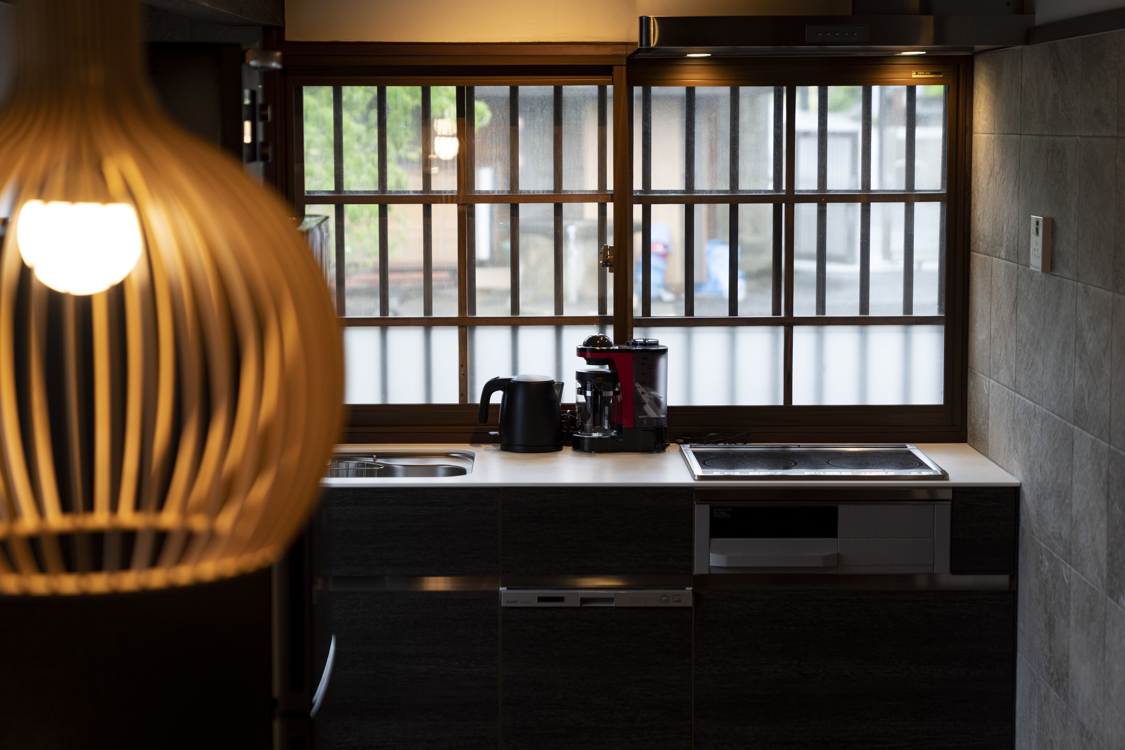 Una cucina moderna con un'ampia finestra, una macchina da caffè e una lavastoviglie.