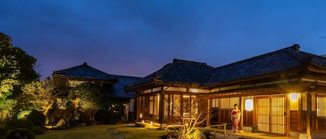 Hontaku | Premium bedding, down comforters, in-room safe, individually decorated