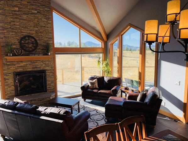 Älytelevisio, takka, videopelejä, DVD-soitin