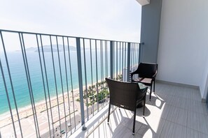 Chambre Double Premium, 1 trĂšs grand lit, vue mer | Vue depuis le balcon