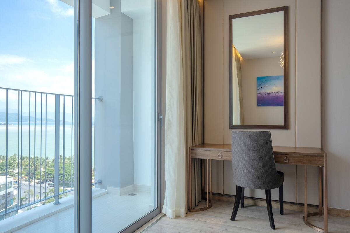 Habitación Premium doble, 1 cama de matrimonio grande, vistas parciales al mar | Ropa de cama de alta calidad y escritorio