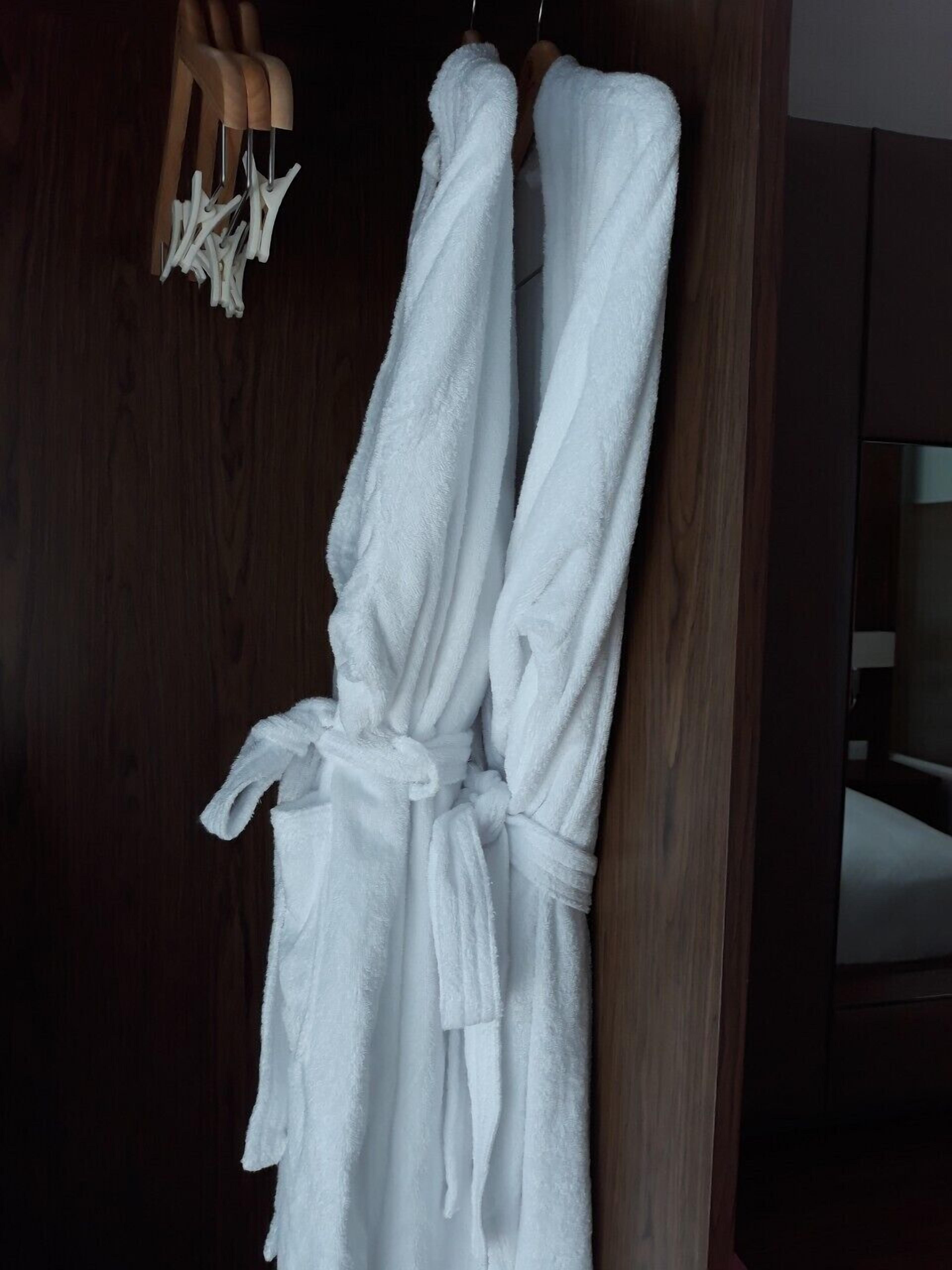 combined shower/bathtub, deep-soaking bathtub, rainfall showerhead