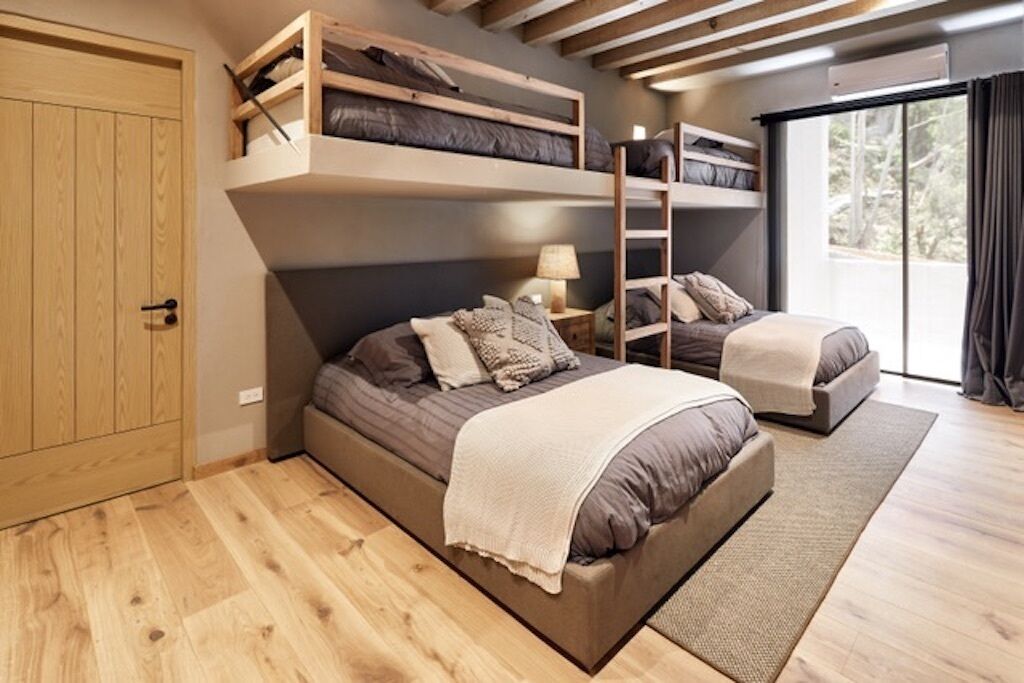 Magnificent Lake View, Beautifully Furnished, 6 Bedroom House, Lake Access