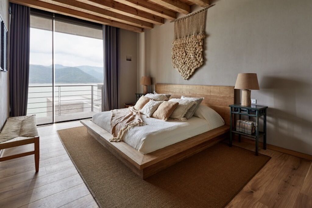 Magnificent Lake View, Beautifully Furnished, 6 Bedroom House, Lake Access