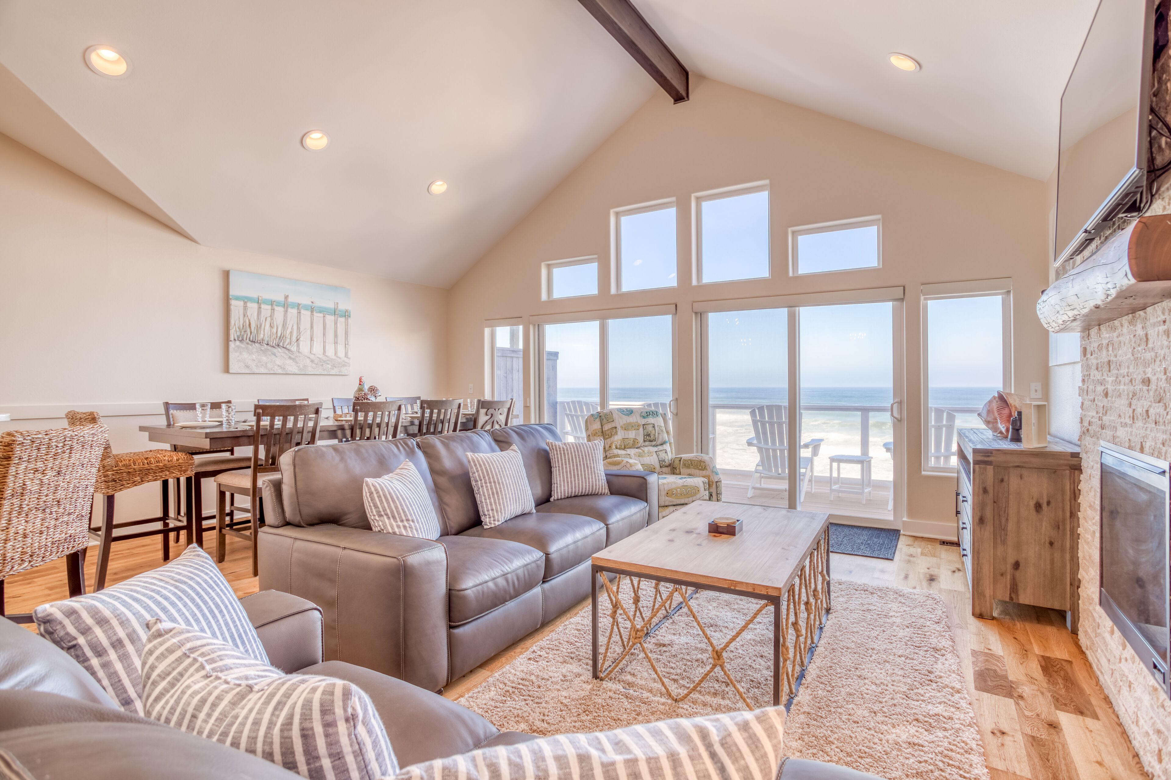 Luxurious Oceanfront, Private Beach Access, Gourmet Kitchen, Hot Tub, and more!