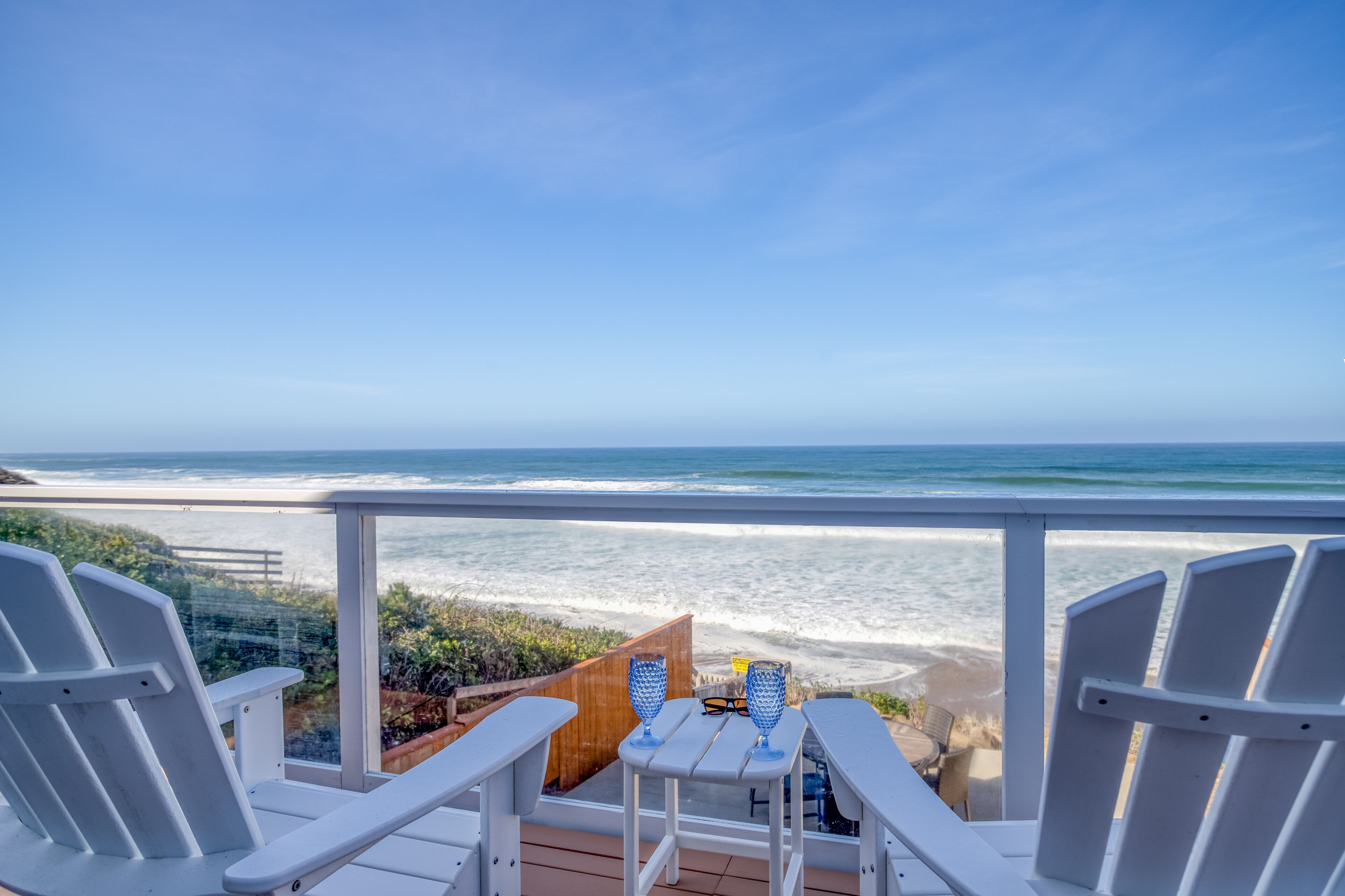 Luxurious Oceanfront, Private Beach Access, Gourmet Kitchen, Hot Tub, and more!