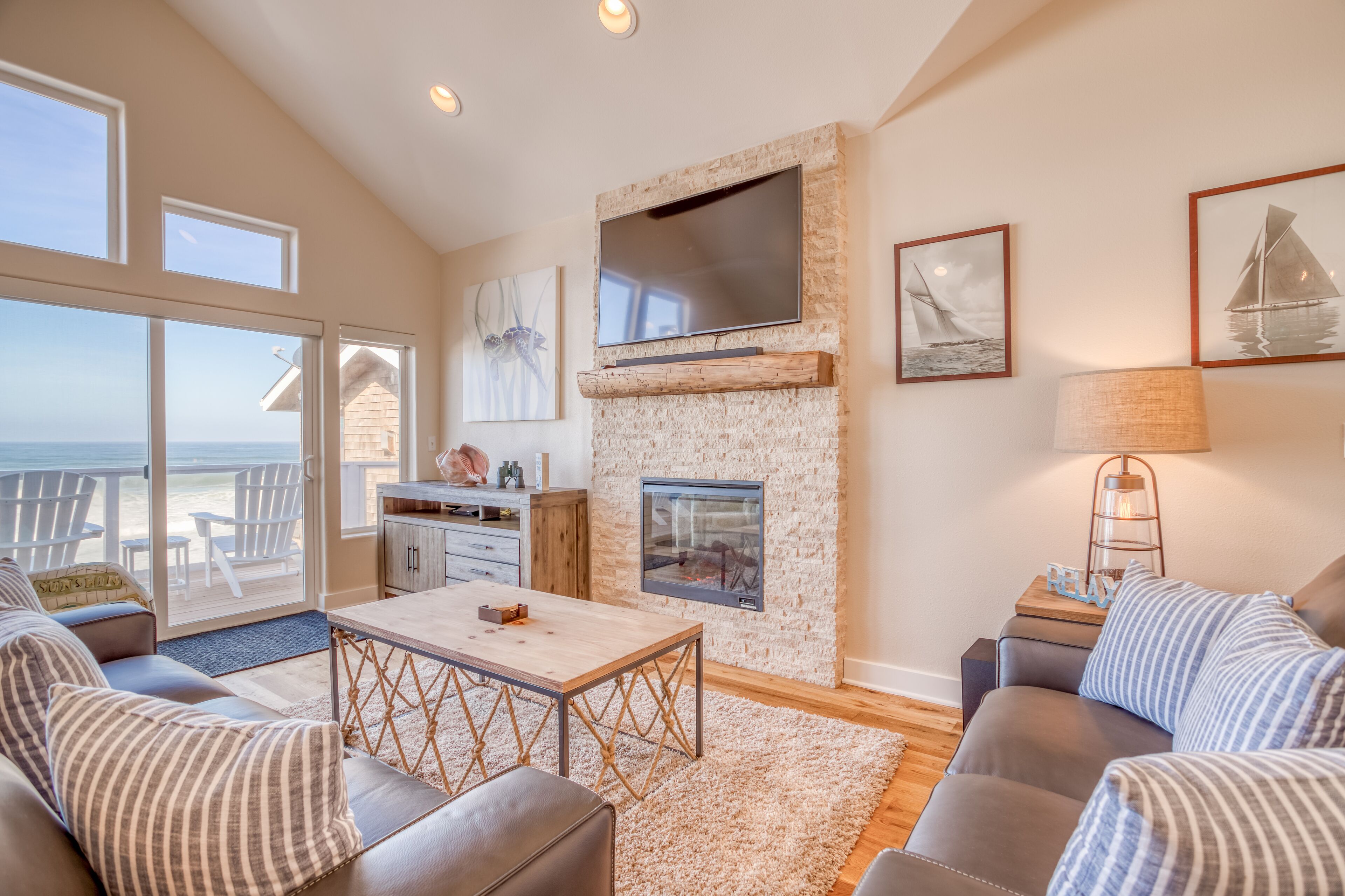 Luxurious Oceanfront, Private Beach Access, Gourmet Kitchen, Hot Tub, and more!