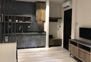 Romantische studio (Garden Suite) | Privékitchenette | Een koelkast met diepvriezer, een microgolfoven, een kookplaat