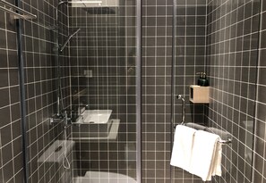 Bruser, brusehoved med spredningseffekt, designertoiletartikler