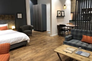 Studio Classique, 1 grand lit (Retro Room) | Literie de qualité supérieure, surmatelas, minibar
