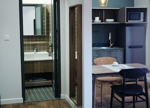 Klassieke studio, 1 queensize bed (Retro Room) | Luxe beddengoed, pillowtop-bedden, een minibar, individueel gedecoreerd