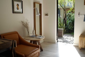 Signature studio (Private Garden Studio) | Luxe beddengoed, pillowtop-bedden, een minibar, individueel gedecoreerd