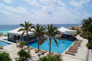 Pool - Solymar Condos Cancun 2401 Ocean view (Cancún)