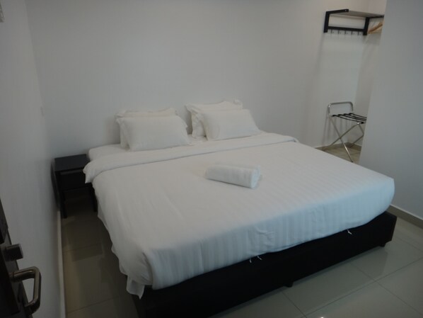 Superior Room, 1 King Bed | Desk, blackout drapes, soundproofing, iron/ironing board - Hotel Seri Geliga (Chukai)