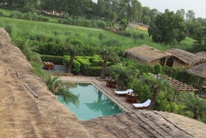 Outdoor pool - Themis Mudhouse (Sampla)