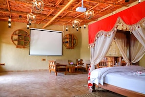 Cortinas blackout, wifi gratis y ropa de cama