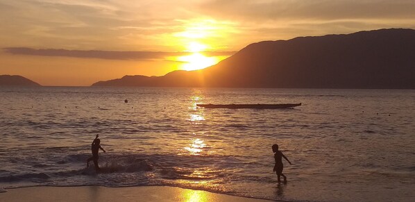 Plage à proximité, chaises longues