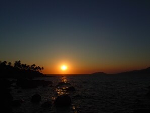 Playa en los alrededores y camastros 