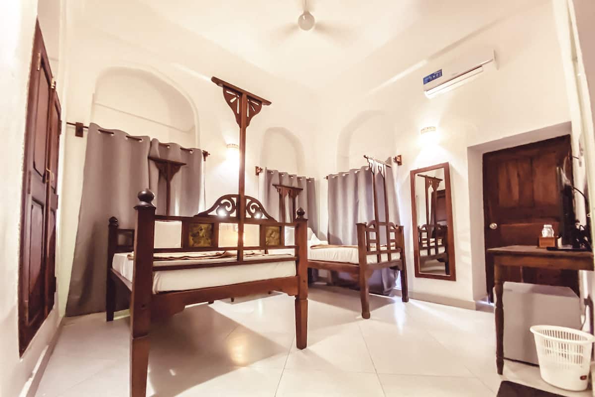Standard Twin Room | Minibar, in-room safe, desk, laptop workspace