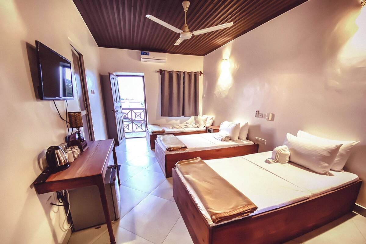 Triple Room | Minibar, in-room safe, desk, laptop workspace