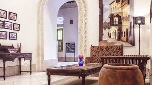 Lobby lounge - Smiles Stone Town Hotel (Zanzibar Town)