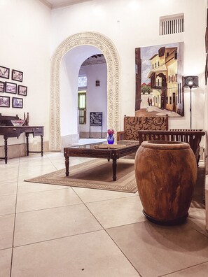 Lobby lounge - Smiles Stone Town Hotel (Zanzibar Town)