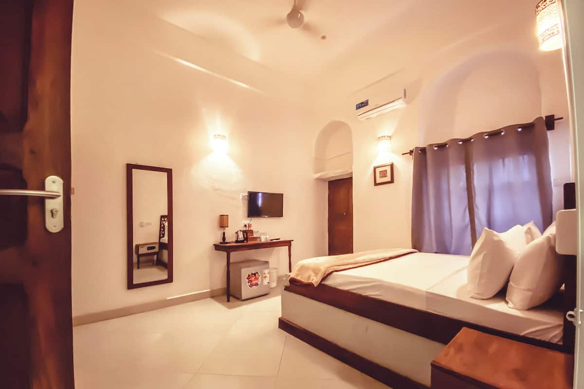 Single Room | Minibar, in-room safe, desk, laptop workspace