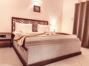 Een minibar, een kluis op de kamer, een bureau, een laptopwerkplek