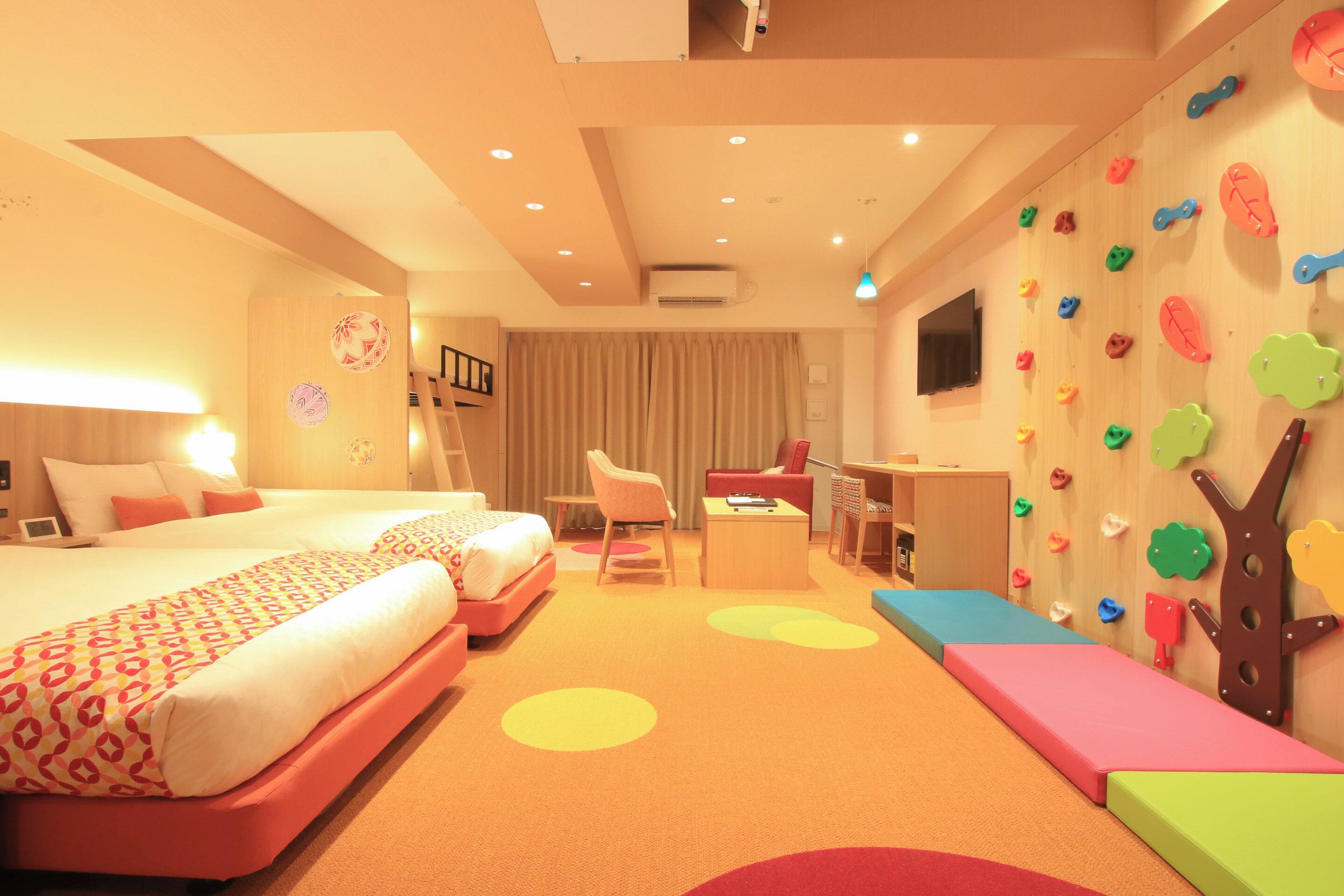Quarto (Kids) | Cofres nos quartos, escrivaninha, ferros/tábuas de passar roupa