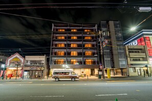 ด้านหน้าที่พัก - ตอนเย็น/กลางคืน