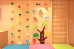 ห้องพัก (Kids) | ตู้นิรภัยในห้องพัก, โต๊ะทำงาน, เตารีด/โต๊ะรีดผ้า, เปล/เตียงเด็กอ่อน