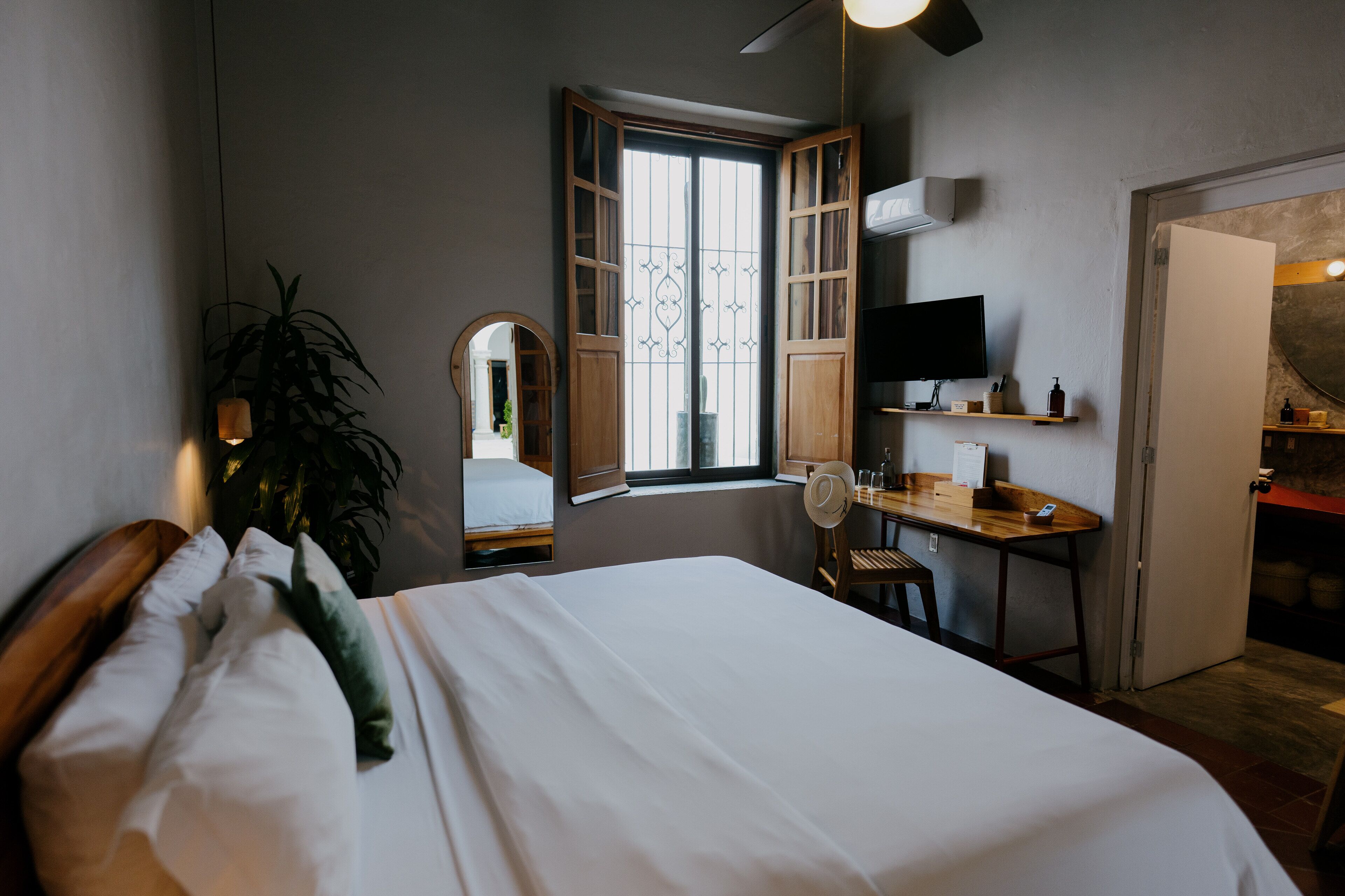 尊荣开间套房 | 办公桌、隔音、免费 WiFi、床单