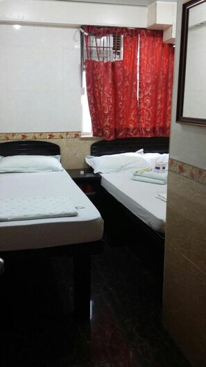 Shower, free toiletries, slippers, towels - Dutch Hostel (Kowloon)
