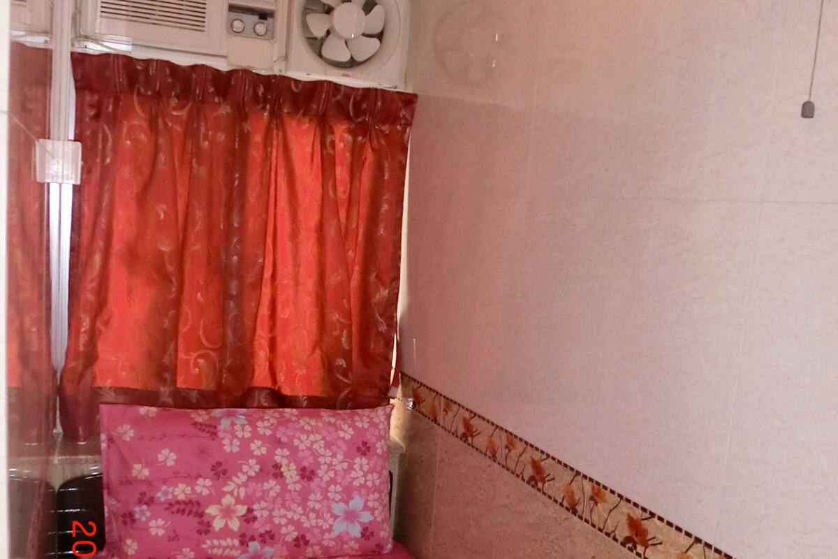 خزنة داخل الغرفة وواي فاي مجانًا