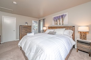 4 bedrooms, iron/ironing board, travel cot, free WiFi - Wine Country Escape with Mountain Views, Hot Tub and 4 King beds!  (Sonoma)