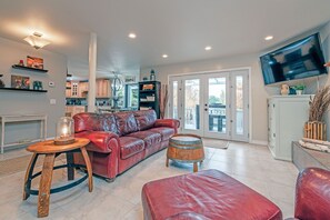 Smart TV, fireplace, ping pong - Wine Country Escape with Mountain Views, Hot Tub and 4 King beds!  (Sonoma)