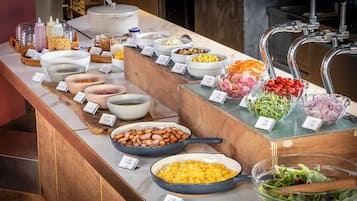 Petit déjeuner buffet (1650 JPY par personne)