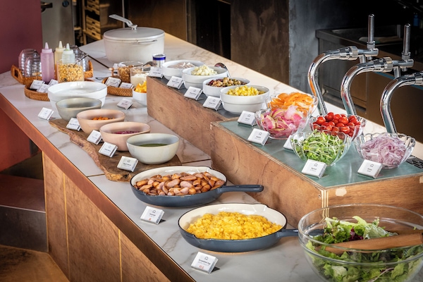 Daily buffet breakfast (JPY 1650 per person)