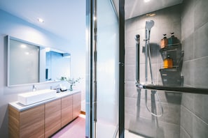 Free toiletries, hair dryer, slippers, electronic bidet - LANDABOUT TOKYO (Tokyo)