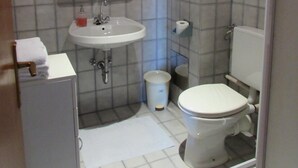 تجهيزات دش، مناشف، صابون، ورق حمّام