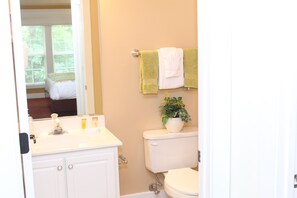 Hair dryer, towels, soap, toilet paper - Charming one bedroom in The Cottages at King's Creek Plantation (Williamsburg)