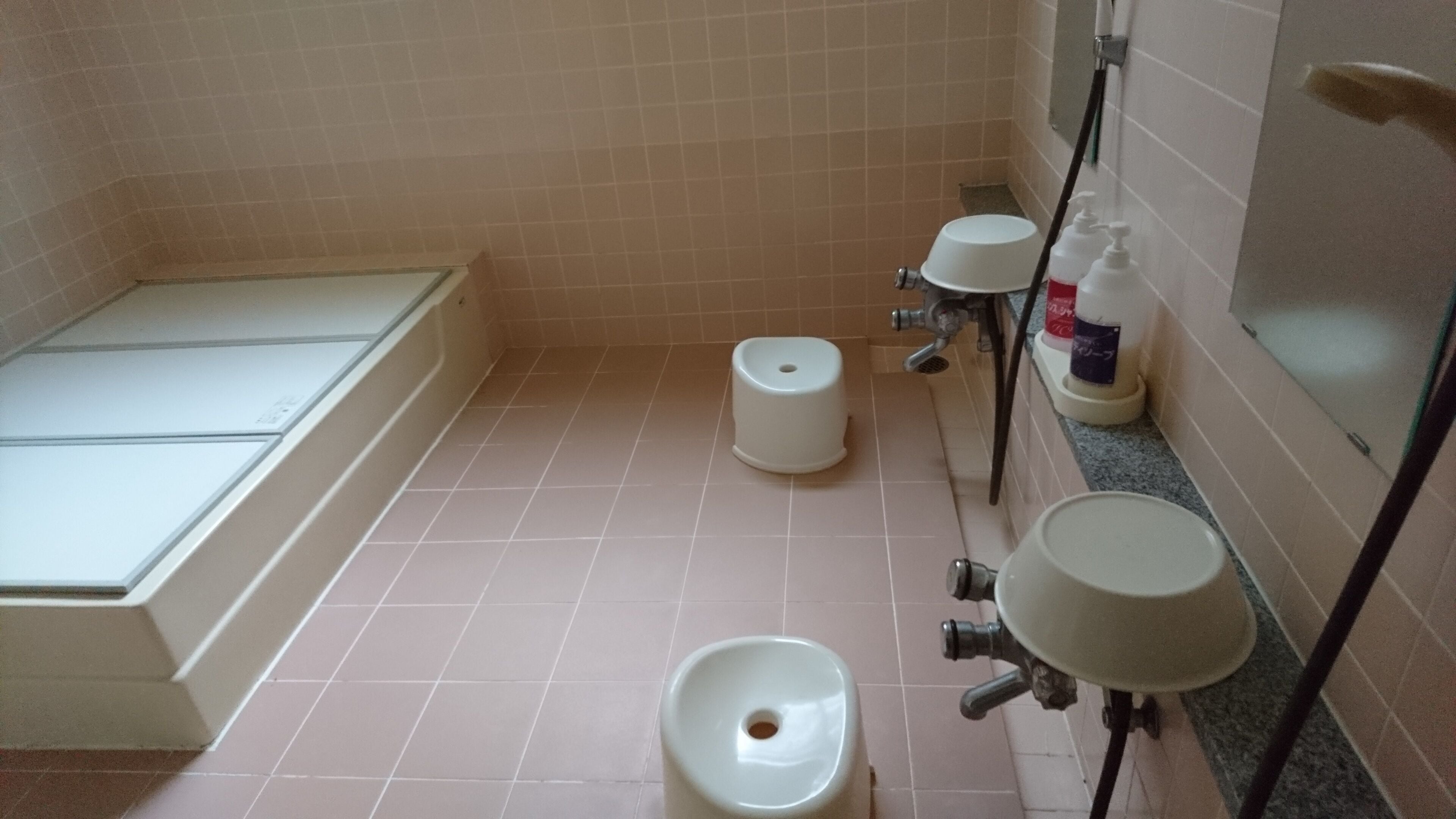 Dép đi trong nhà, khăn tắm 